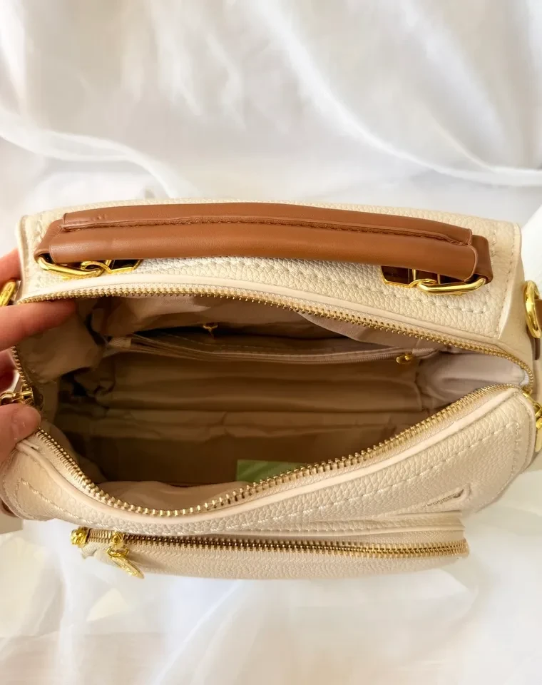BOLSA MÉDIA OFF WHITE COM CARAMELO DETALHES EM DOURADO - 4
