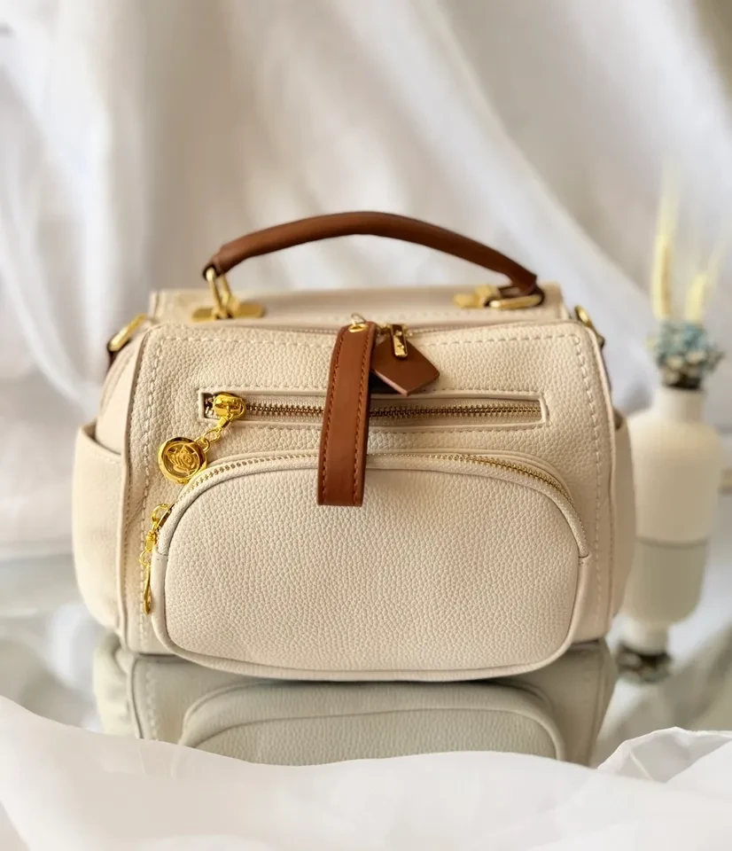 BOLSA MÉDIA OFF WHITE COM CARAMELO DETALHES EM DOURADO - 1
