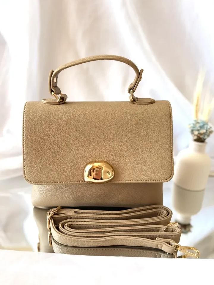 BOLSA  BEGE COM DETALHE FRONTAL DOURADO E DIVISÓRIAS - 3