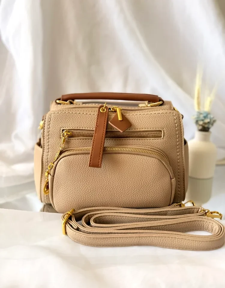 BOLSA MÉDIA BEGE COM CARAMELO DETALHES EM DOURADO - 2