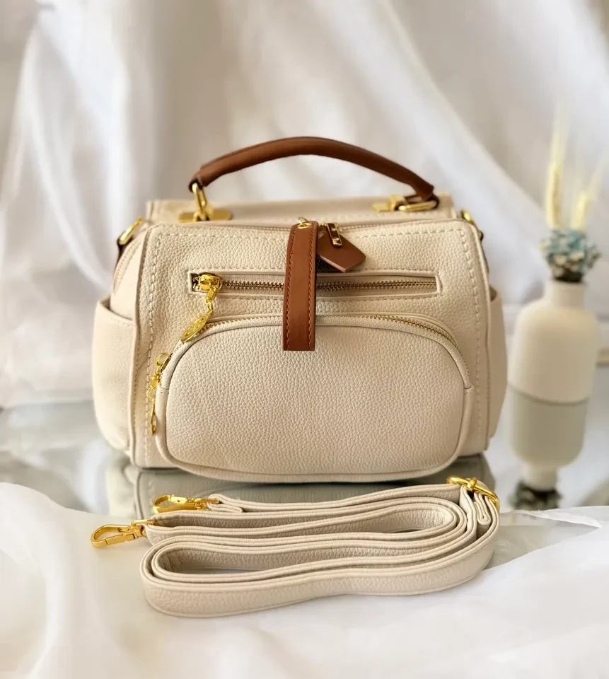 BOLSA MÉDIA OFF WHITE COM CARAMELO DETALHES EM DOURADO - 2