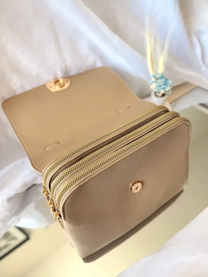 BOLSA  BEGE COM DETALHE FRONTAL DOURADO E DIVISÓRIAS - 2