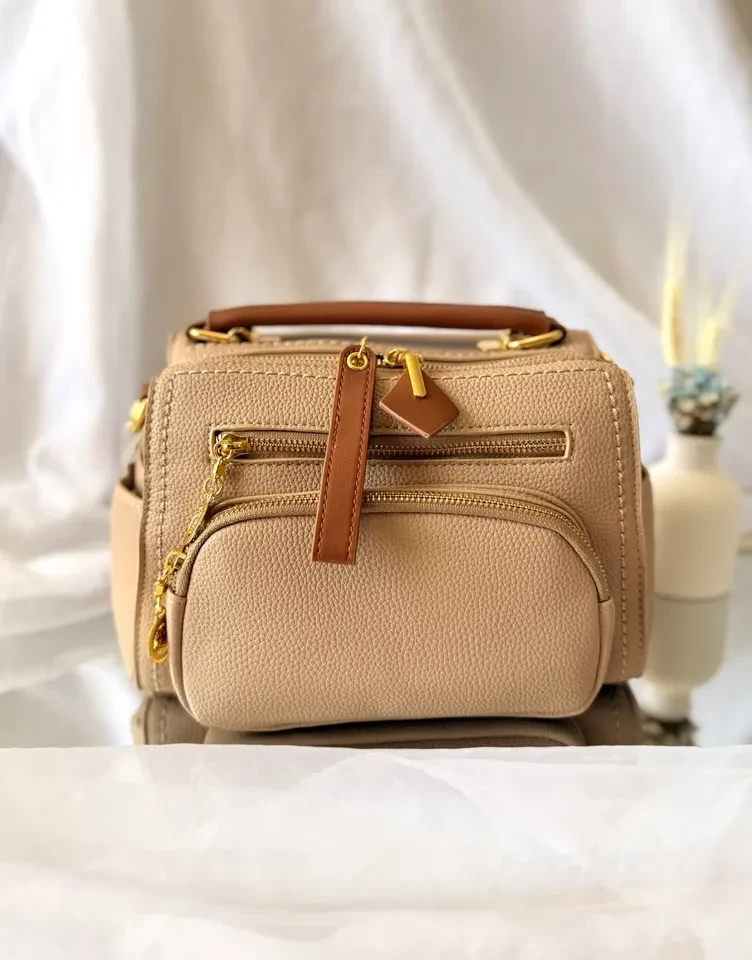 BOLSA MÉDIA BEGE COM CARAMELO DETALHES EM DOURADO - 1