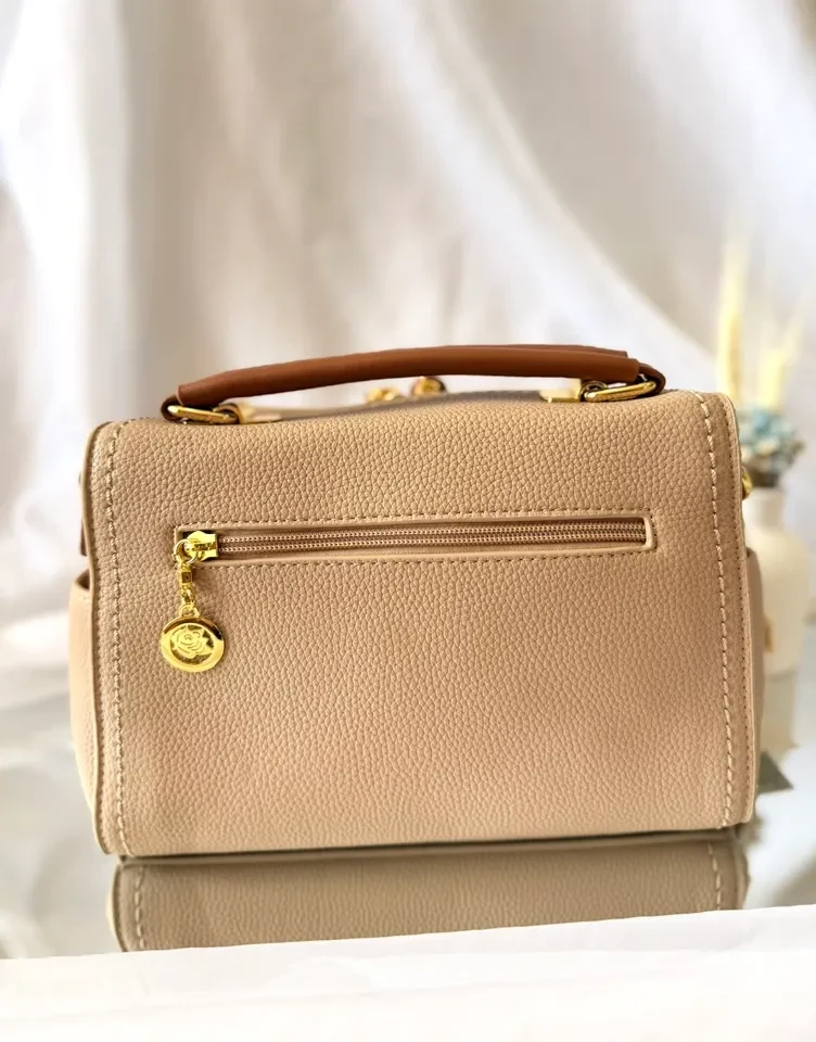 BOLSA MÉDIA BEGE COM CARAMELO DETALHES EM DOURADO - 3