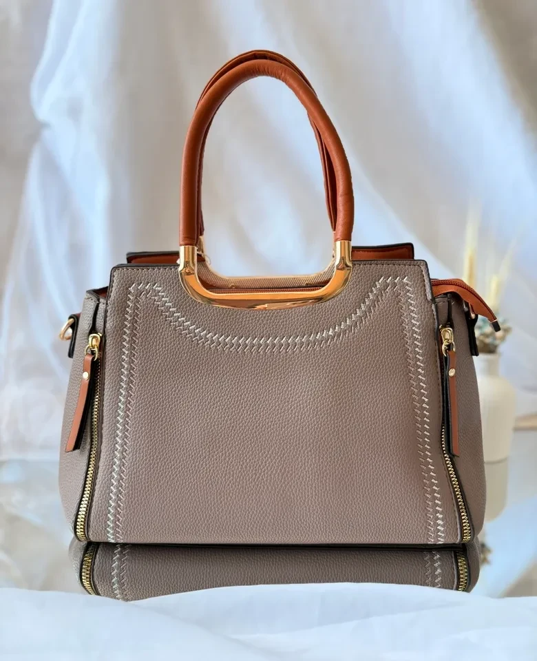 BOLSA MÉDIA CINZA COM CARAMELO DETALHES EM DOURADO ACOMPANHA CARTEIRA  - 2