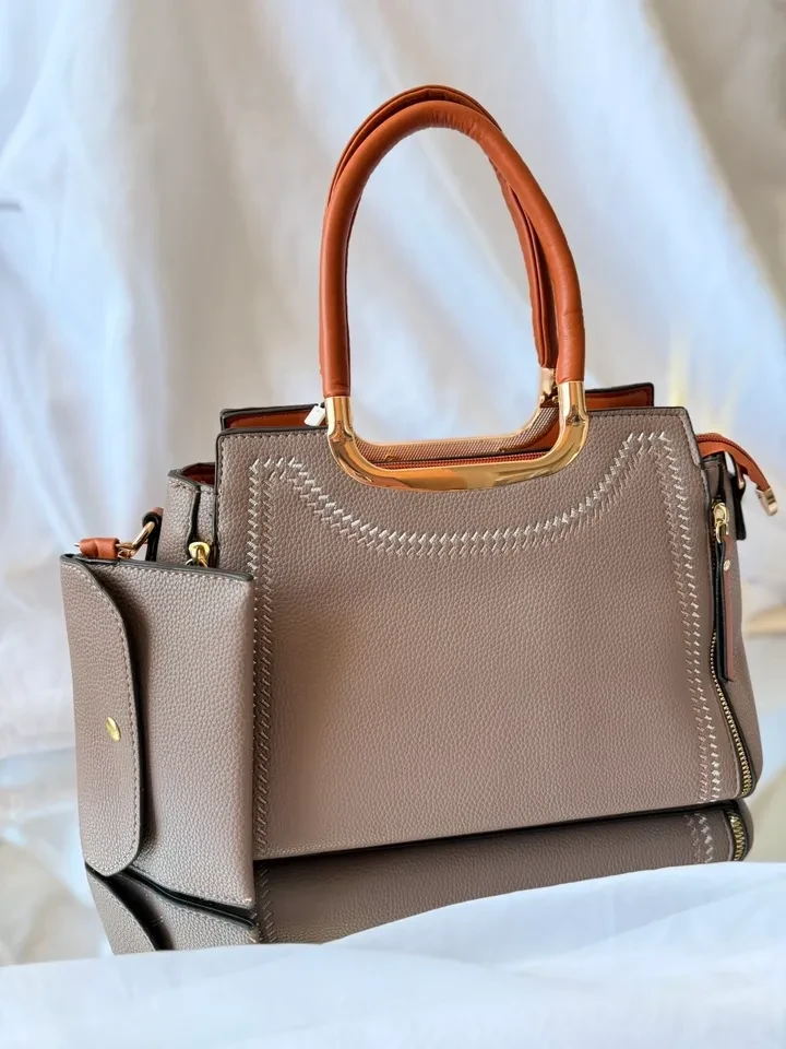 BOLSA MÉDIA CINZA COM CARAMELO DETALHES EM DOURADO ACOMPANHA CARTEIRA  - 1