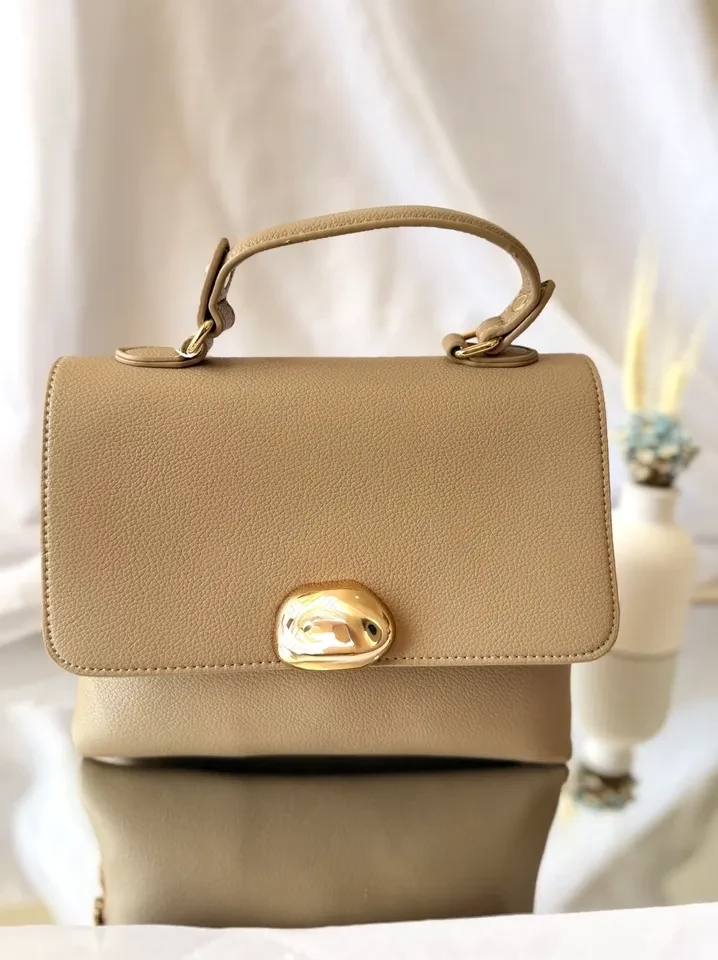 BOLSA  BEGE COM DETALHE FRONTAL DOURADO E DIVISÓRIAS - 1