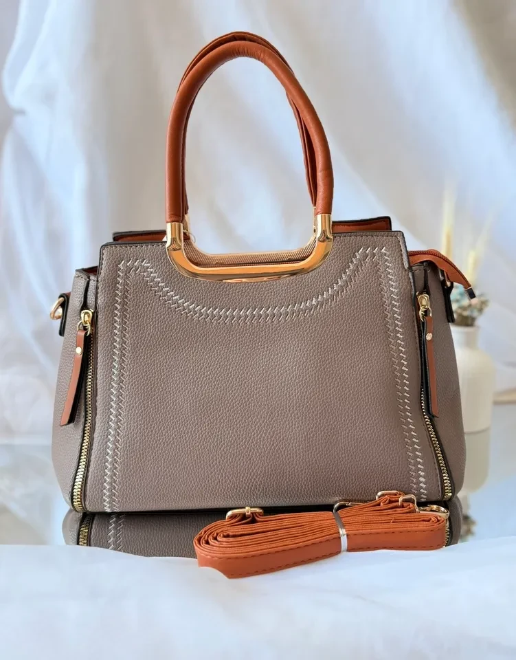 BOLSA MÉDIA CINZA COM CARAMELO DETALHES EM DOURADO ACOMPANHA CARTEIRA  - 3