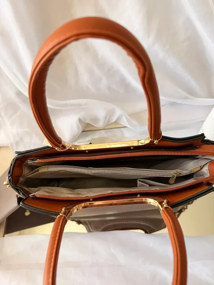 BOLSA MÉDIA CINZA COM CARAMELO DETALHES EM DOURADO ACOMPANHA CARTEIRA  - 5