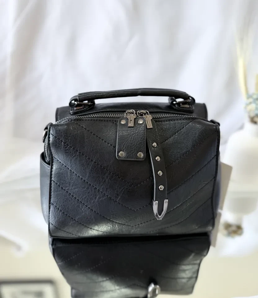 BOLSA MÉDIA BAU PRETA COM DETALHES PUXADOR DO ZÍPER REBITE GRAFITE - BOL 240 - 1