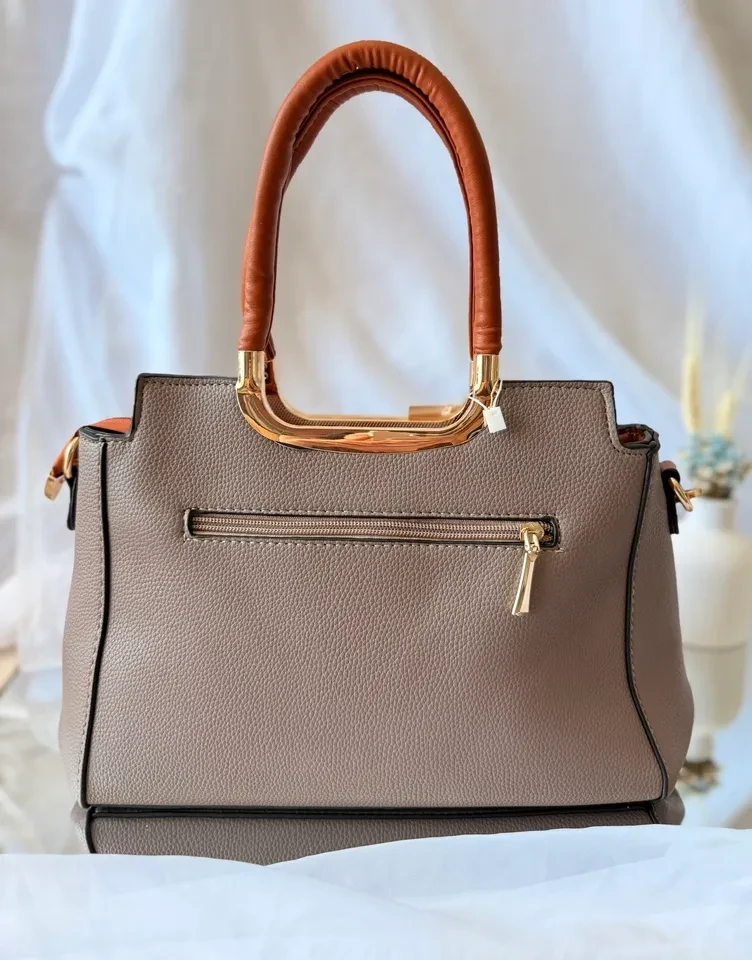 BOLSA MÉDIA CINZA COM CARAMELO DETALHES EM DOURADO ACOMPANHA CARTEIRA  - 4