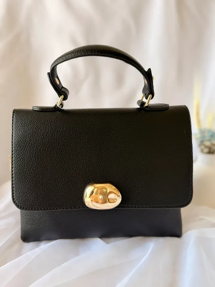 BOLSA PRETA COM DETALHE FRONTAL DOURADO E DIVISÓRIAS - 1