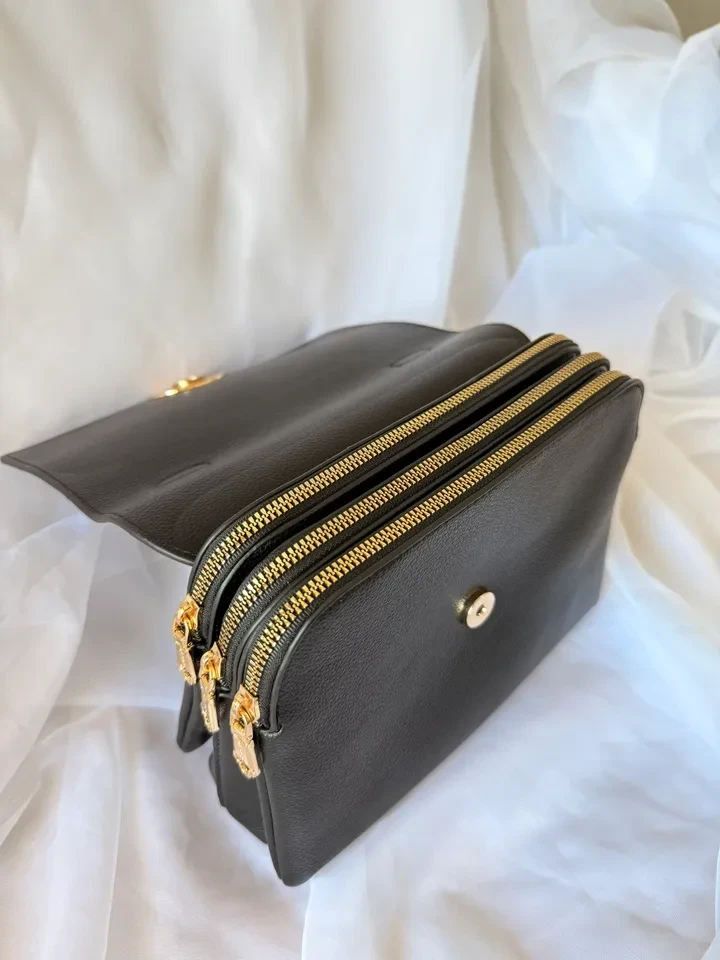 BOLSA PRETA COM DETALHE FRONTAL DOURADO E DIVISÓRIAS - 3