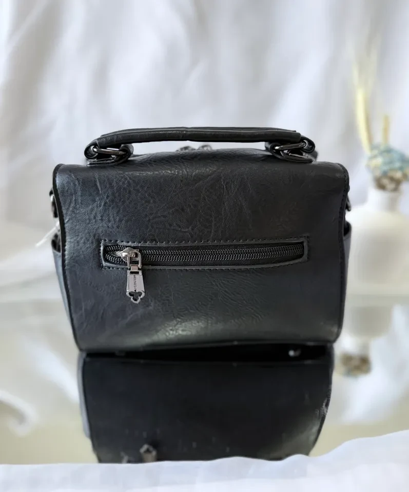 BOLSA MÉDIA BAU PRETA COM DETALHES PUXADOR DO ZÍPER REBITE GRAFITE - BOL 240 - 2