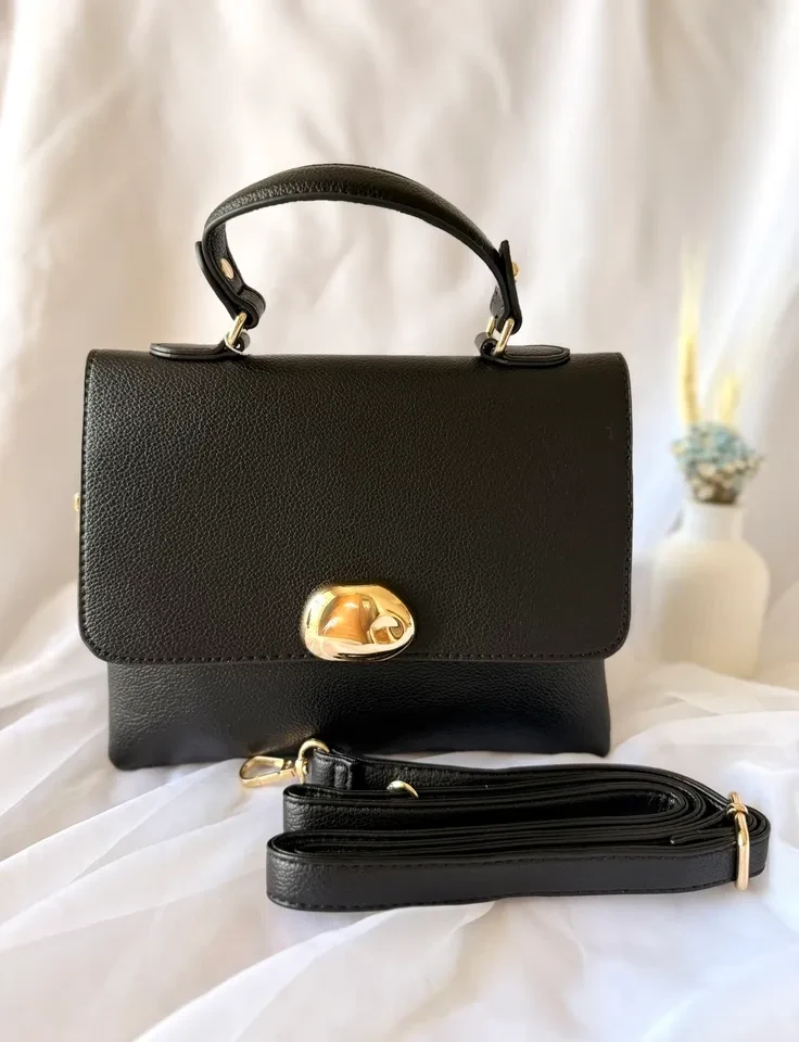 BOLSA PRETA COM DETALHE FRONTAL DOURADO E DIVISÓRIAS - 2