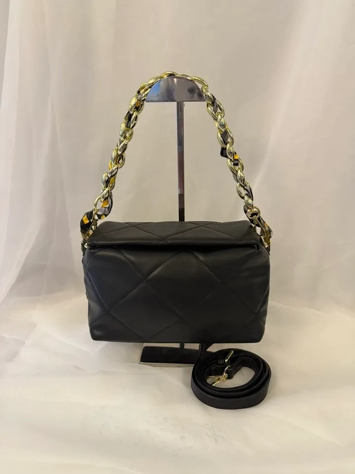 BOLSA MÉDIA PRETA  DETALHE ALÇA EM CORRENTE E LENÇO - 1