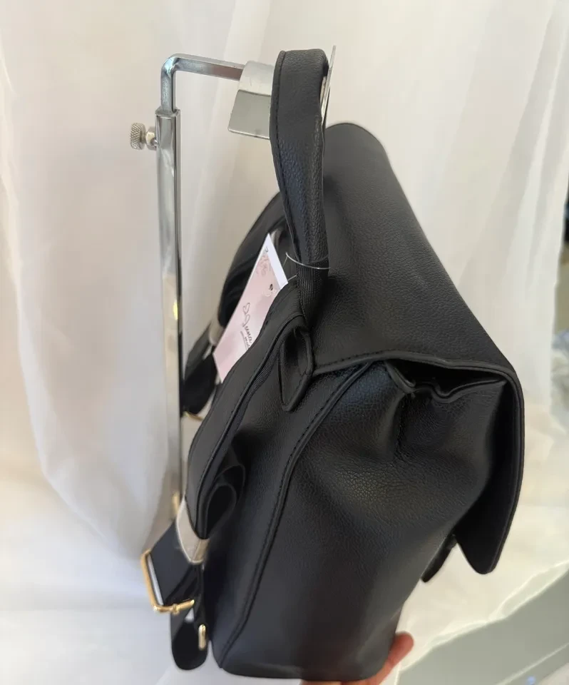 MOCHILA MÉDIA PRETA COM DETALHES EM DOURADO - 2