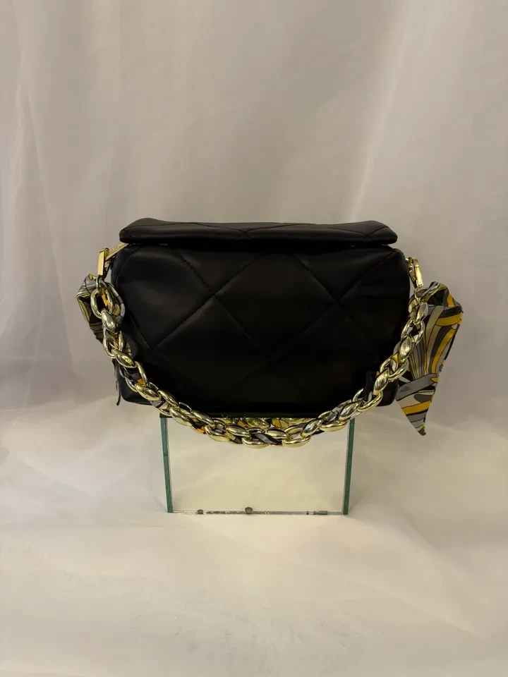 BOLSA MÉDIA PRETA  DETALHE ALÇA EM CORRENTE E LENÇO - 2