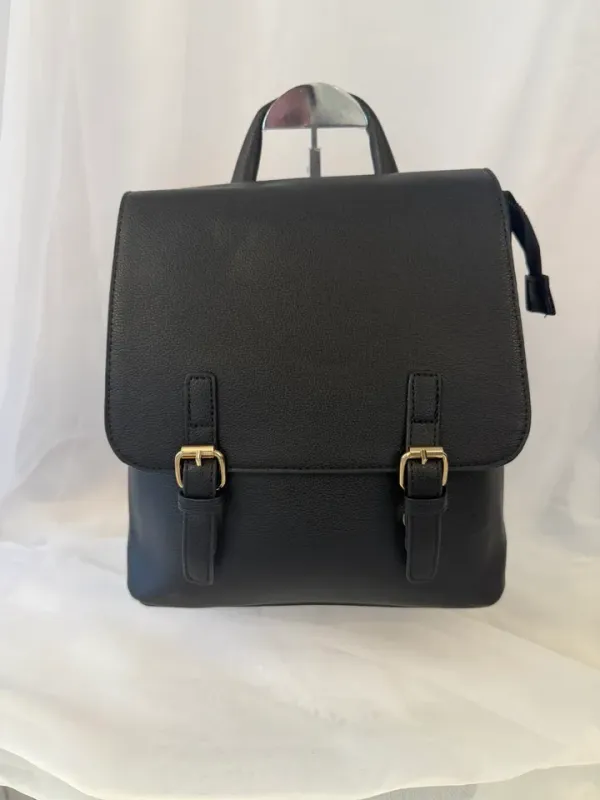 MOCHILA MÉDIA PRETA COM DETALHES EM DOURADO