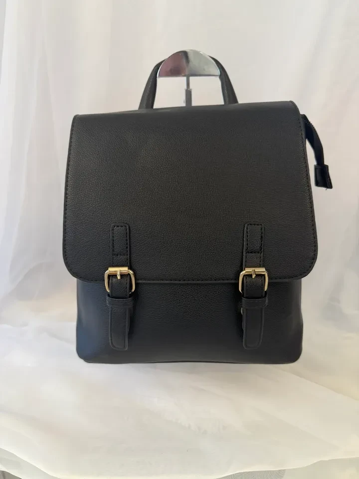 MOCHILA MÉDIA PRETA COM DETALHES EM DOURADO - 1