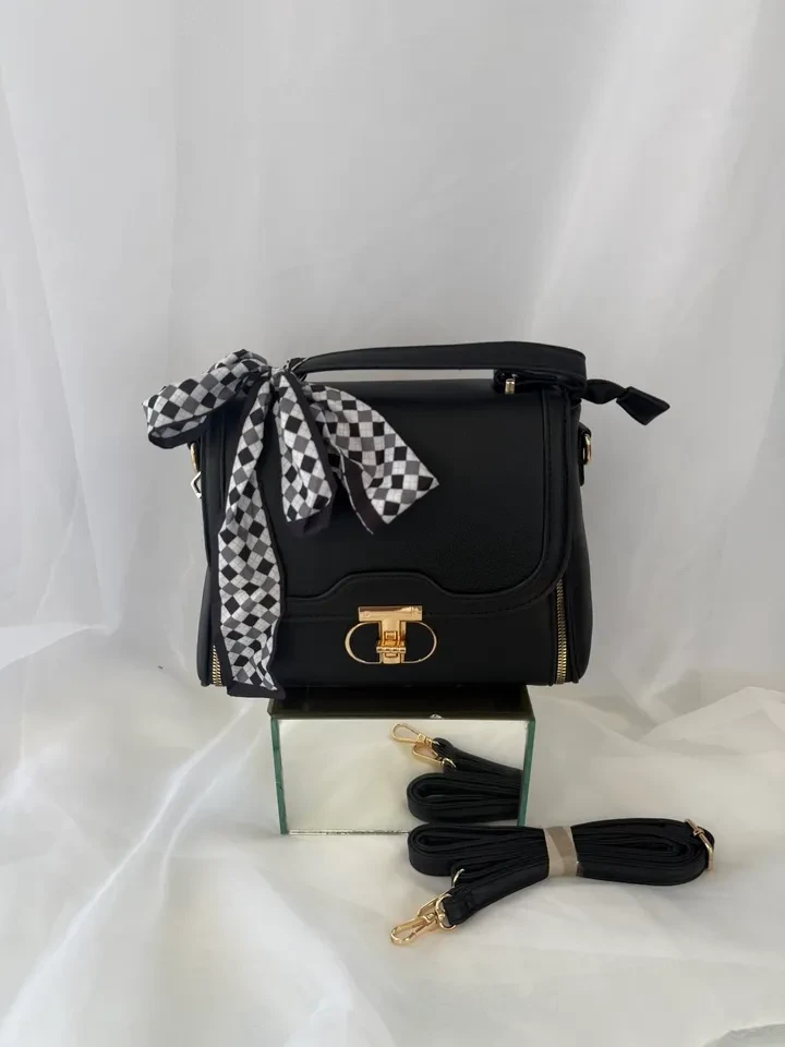 BOLSA MÉDIA PRETA ACOMPANHA LENÇO E ALÇA - 1