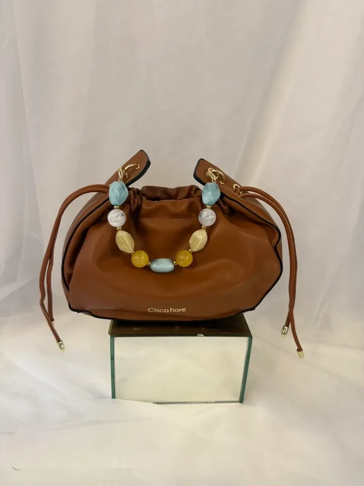 BOLSA MÉDIA MARROM DETALHE EM PEDRAS COLORIDAS - 1