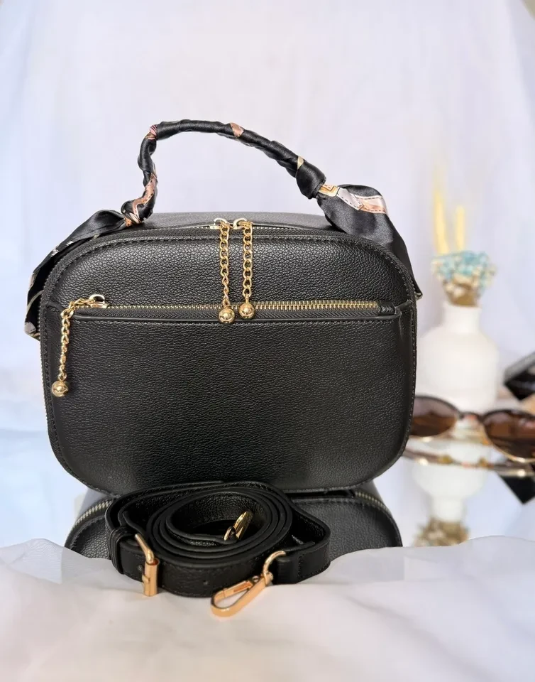 BOLSA MÉDIA PRETA COM DETALHE NO ZÍPER ACOMPANHA LENÇO - 1