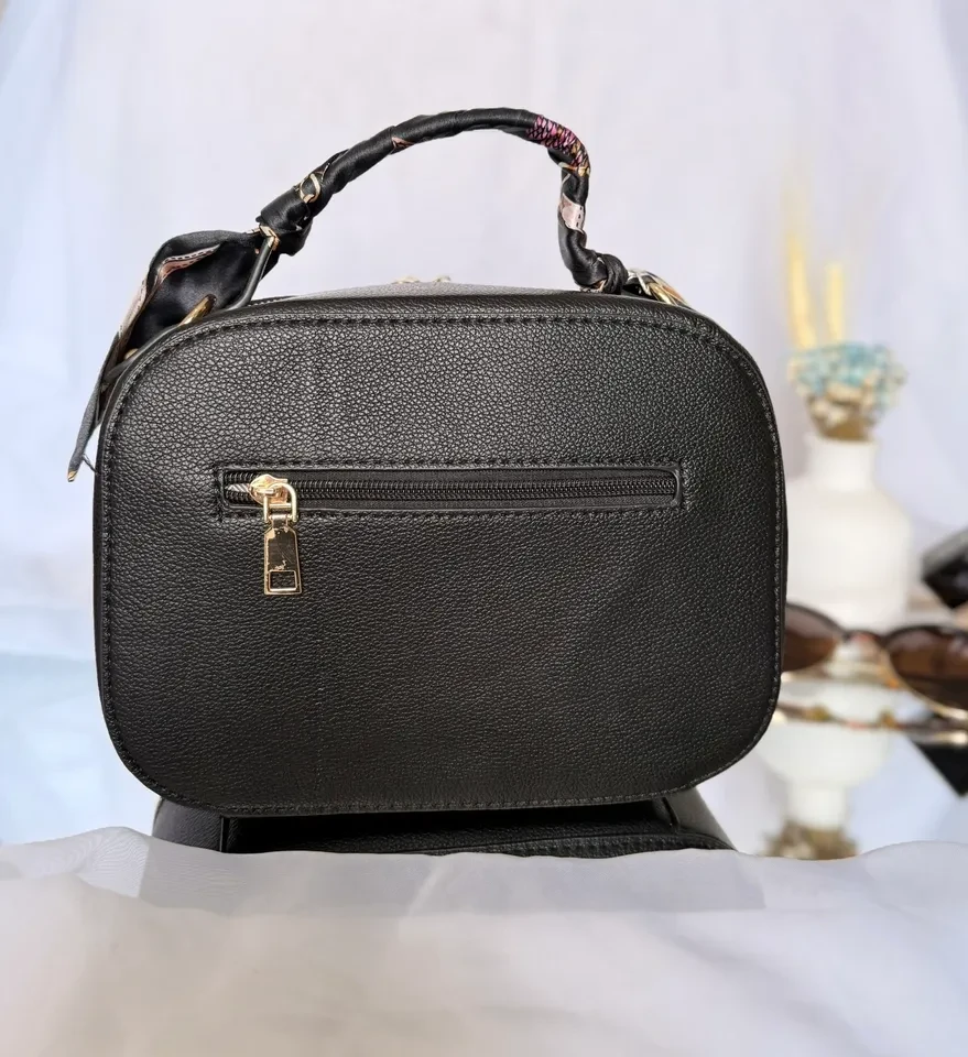 BOLSA MÉDIA PRETA COM DETALHE NO ZÍPER ACOMPANHA LENÇO - 3