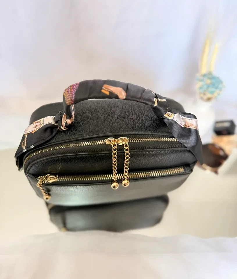 BOLSA MÉDIA PRETA COM DETALHE NO ZÍPER ACOMPANHA LENÇO - 2