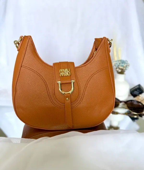 BOLSA MÉDIA BAGUETE CARAMELO DETALHE FIVELA FECHO  MIU MIU - BRL 142