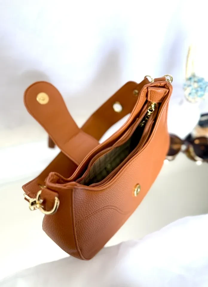 BOLSA MÉDIA BAGUETE CARAMELO DETALHE FIVELA FECHO  MIU MIU - BRL 142 - 4