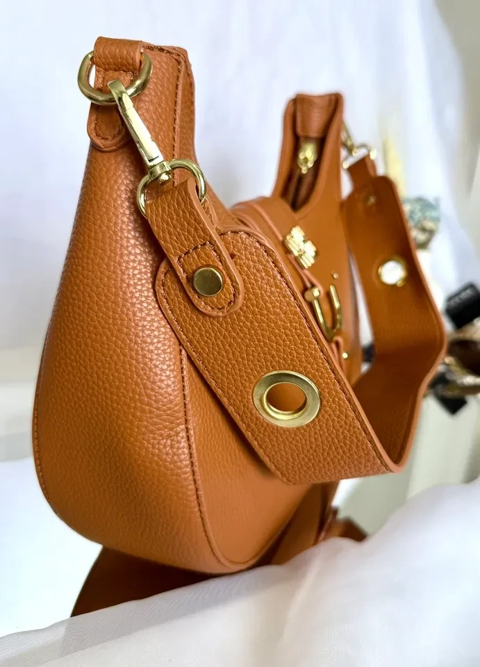 BOLSA MÉDIA BAGUETE CARAMELO DETALHE FIVELA FECHO  MIU MIU - BRL 142 - 2