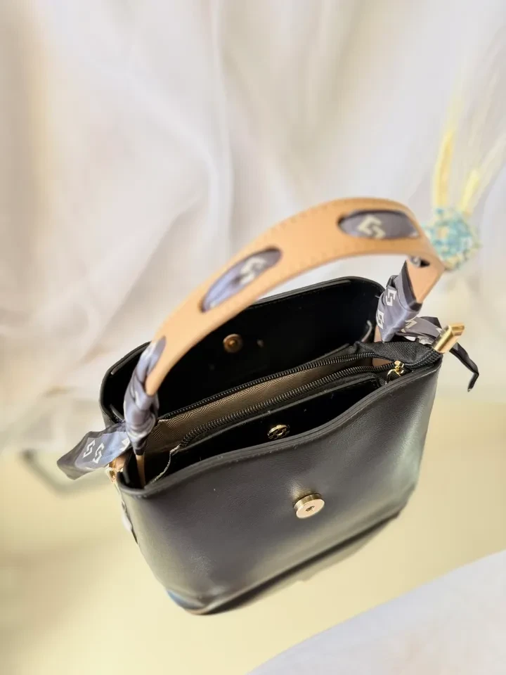 BOLSA MÉDIA PRETA COM BEGE DETALHE ALÇA COM LENÇO - BOL 235 - 4