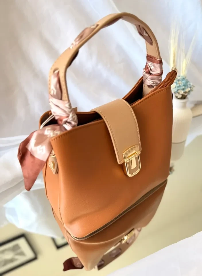 BOLSA MÉDIA CARAMELO COM BEGE DETALHE ALÇA COM LENÇO - BOL 235 - 2