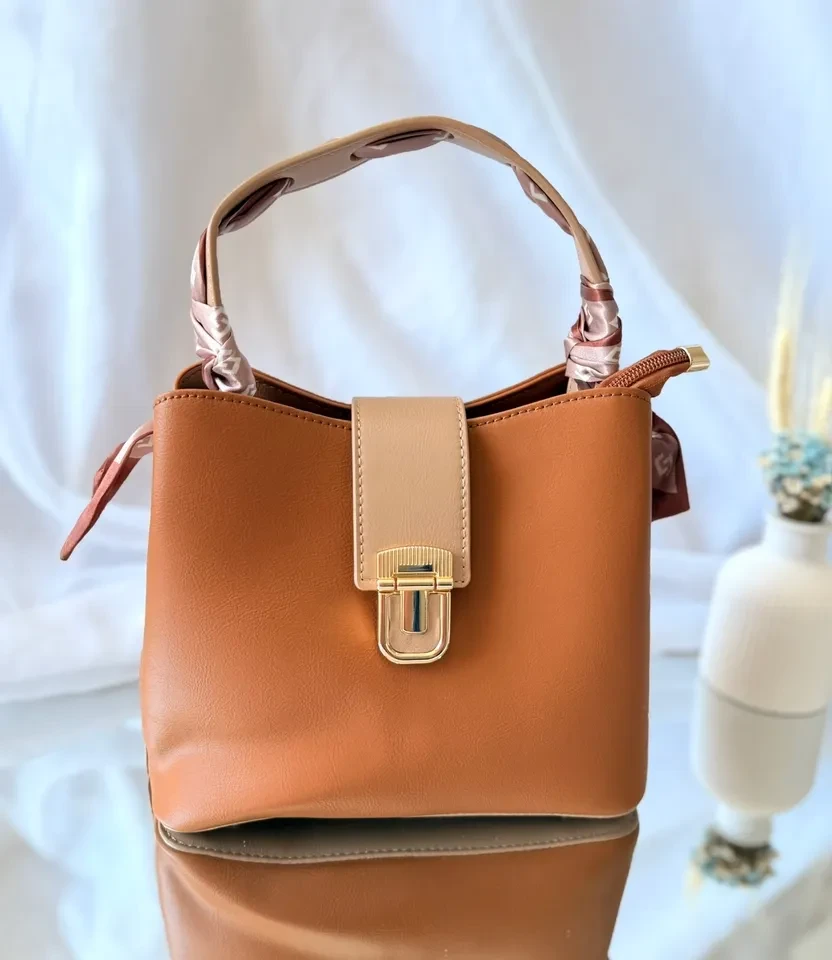 BOLSA MÉDIA CARAMELO COM BEGE DETALHE ALÇA COM LENÇO - BOL 235 - 1