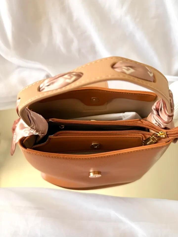 BOLSA MÉDIA CARAMELO COM BEGE DETALHE ALÇA COM LENÇO - BOL 235 - 4