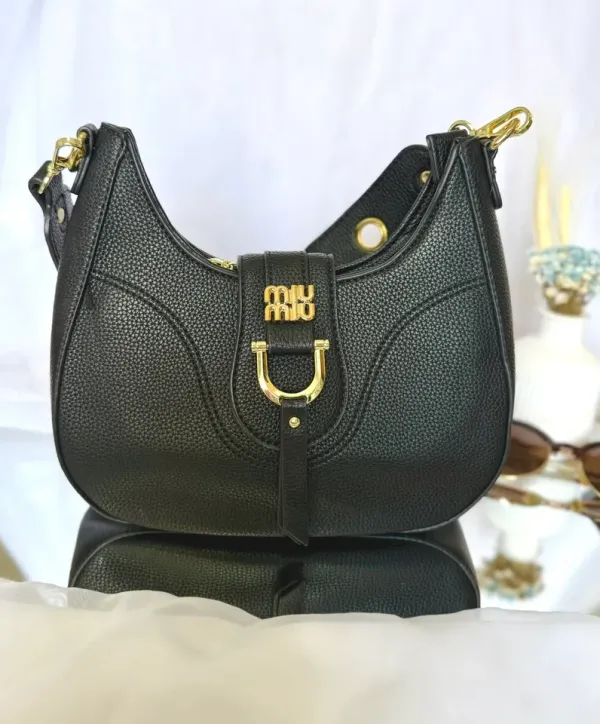 BOLSA MÉDIA BAGUETE CARAMELO DETALHE FIVELA FECHO  MIU MIU - BRL 142