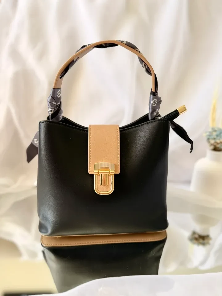 BOLSA MÉDIA PRETA COM BEGE DETALHE ALÇA COM LENÇO - BOL 235 - 1