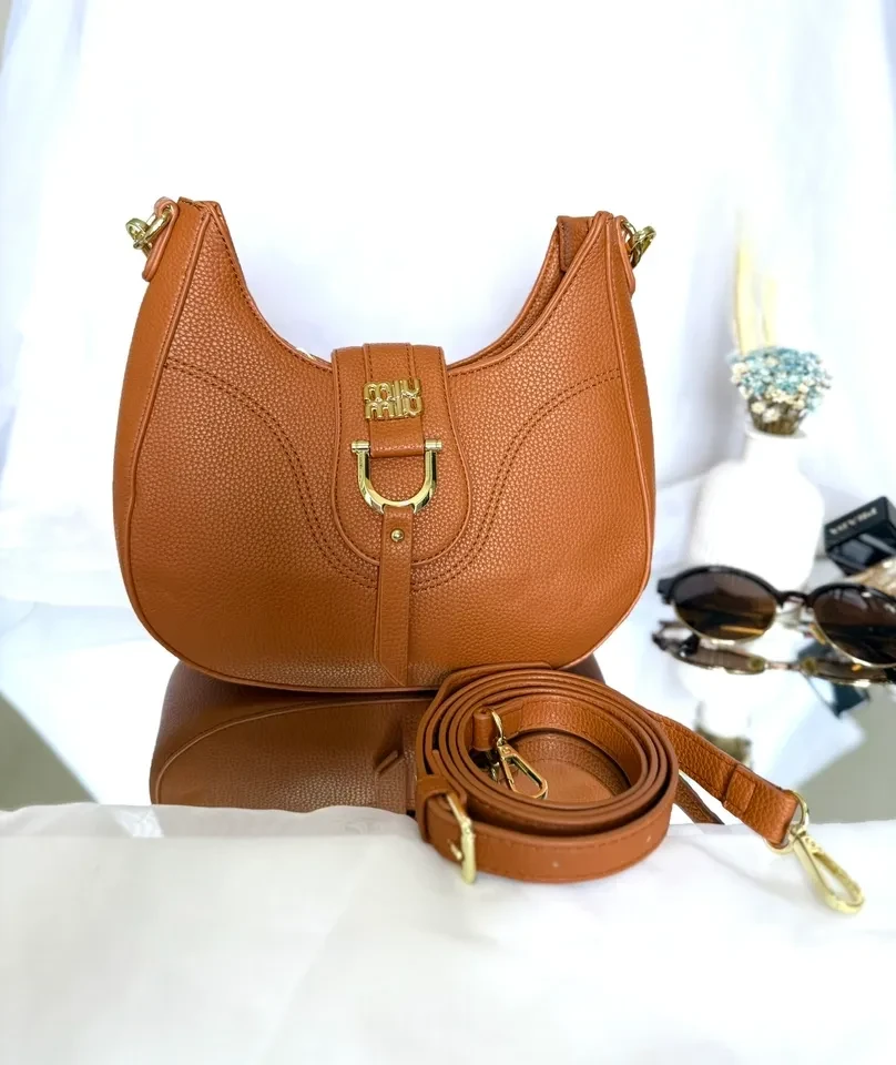 BOLSA MÉDIA BAGUETE CARAMELO DETALHE FIVELA FECHO  MIU MIU - BRL 142 - 3