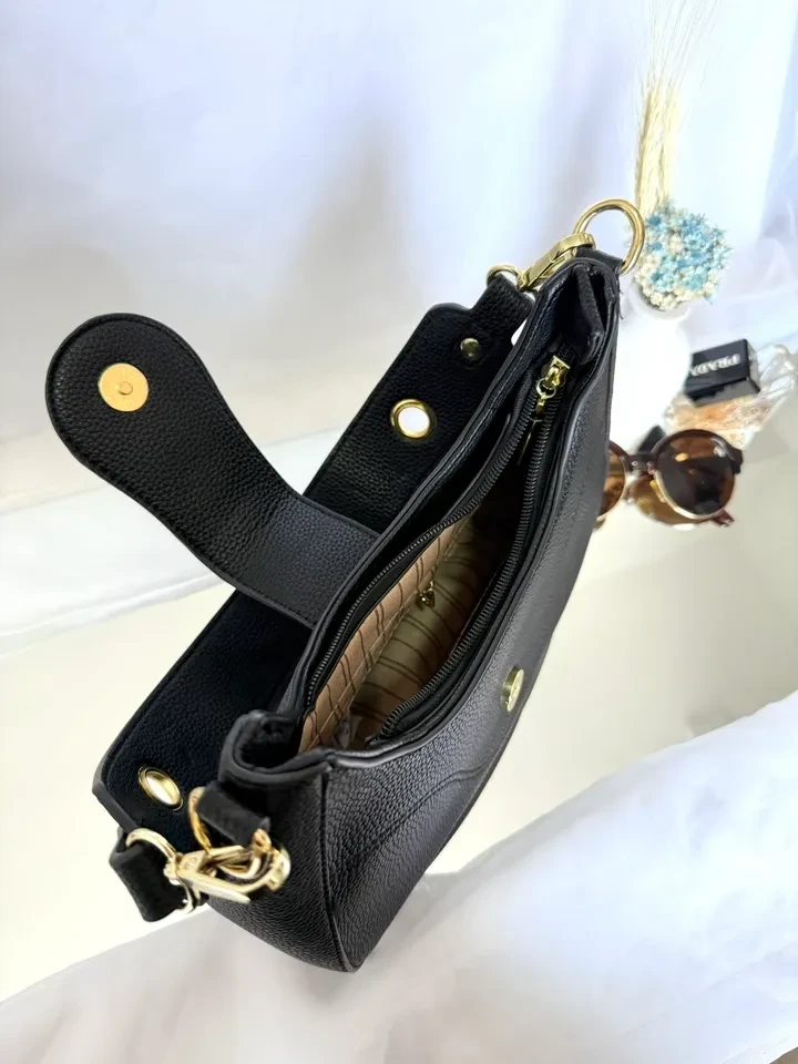 BOLSA MÉDIA BAGUETE CARAMELO DETALHE FIVELA FECHO  MIU MIU - BRL 142 - 4