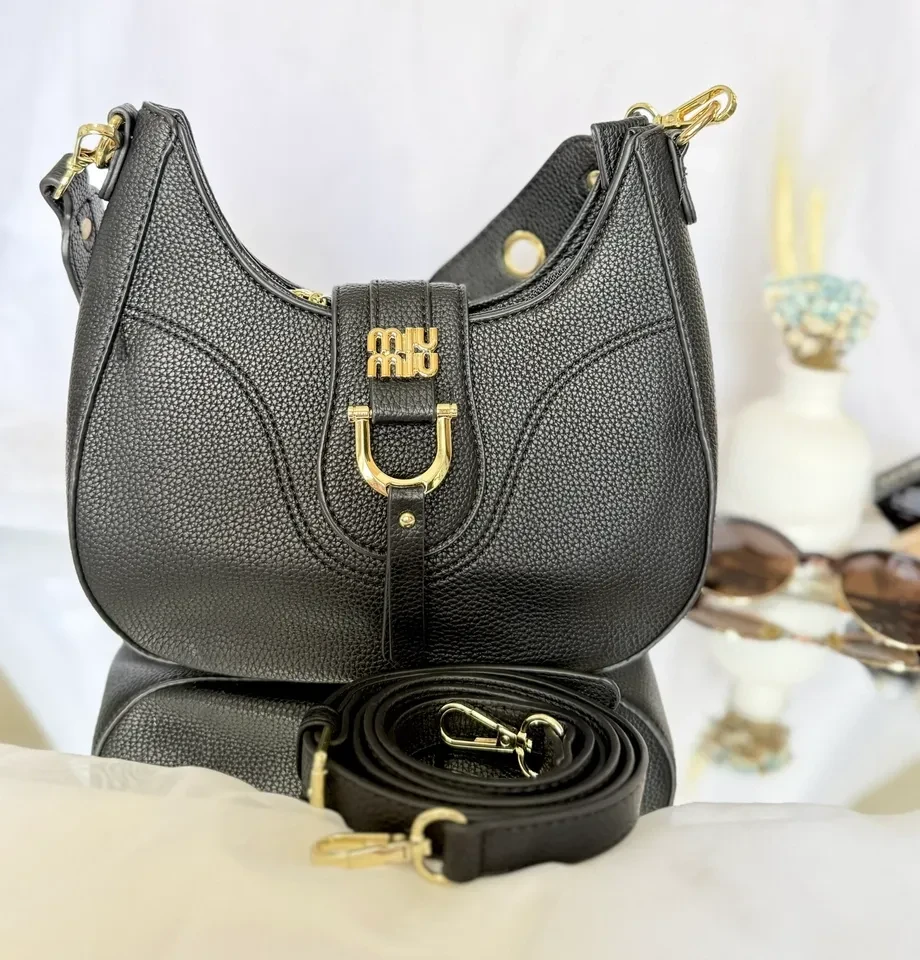 BOLSA MÉDIA BAGUETE CARAMELO DETALHE FIVELA FECHO  MIU MIU - BRL 142 - 3