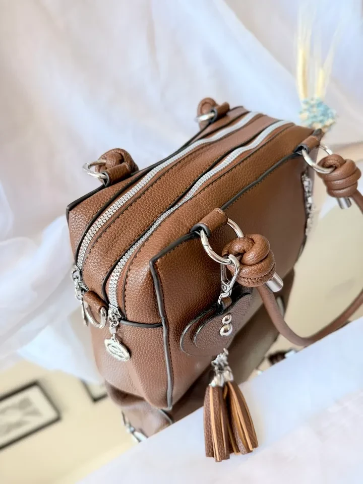 BOLSA MÉDIA MARROM DETALHE NA ALÇA ACOMPANHA CHAVEIRO DE CORAÇÃO - BOL 221 - 3