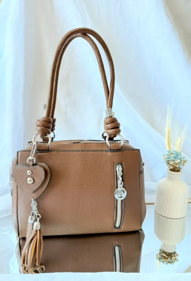 BOLSA MÉDIA MARROM DETALHE NA ALÇA ACOMPANHA CHAVEIRO DE CORAÇÃO - BOL 221 - 1