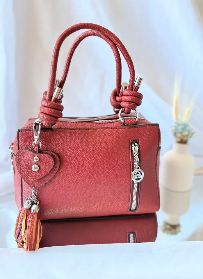 BOLSA MÉDIA VERMELHA DETALHE NA ALÇA ACOMPANHA CHAVEIRO DE CORAÇÃO - BOL 221 - 1