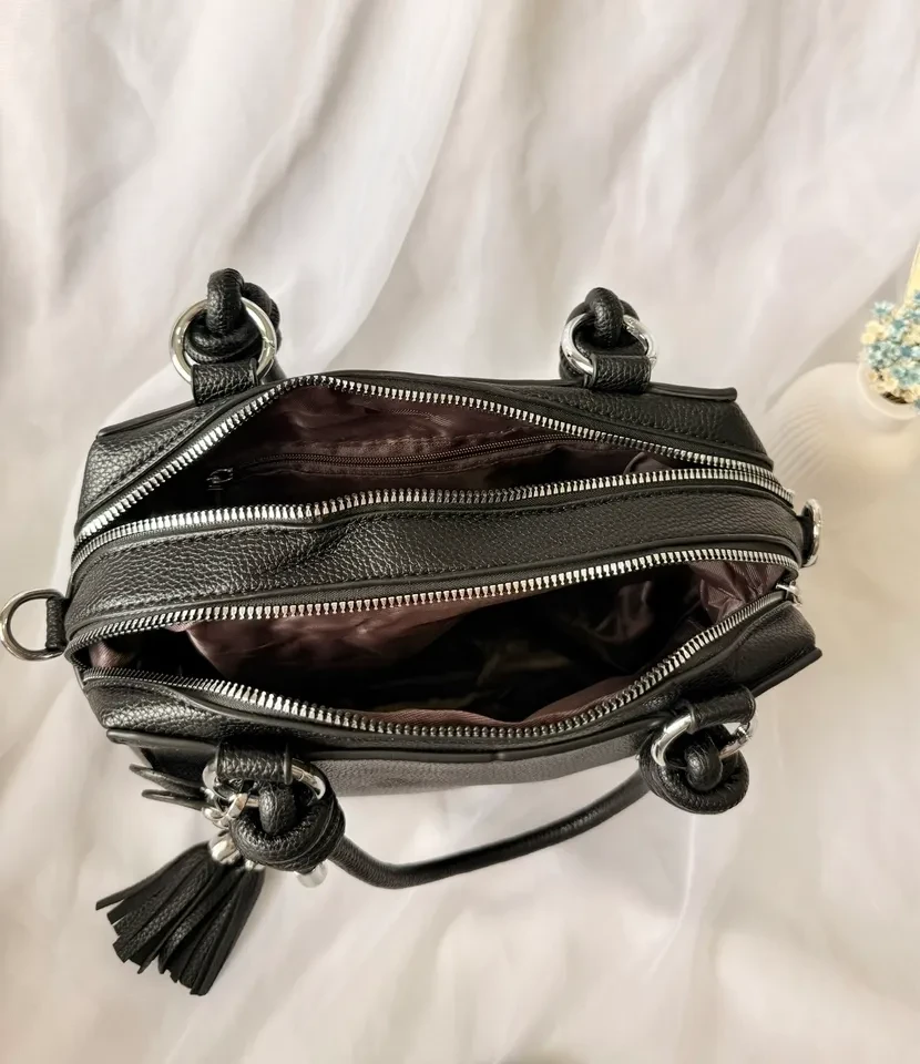 BOLSA MÉDIA PRETA DETALHE NA ALÇA ACOMPANHA CHAVEIRO DE CORAÇÃO - BOL 221 - 4