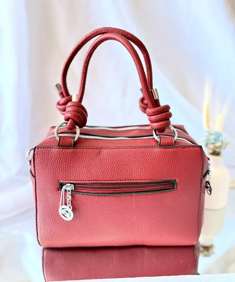 BOLSA MÉDIA VERMELHA DETALHE NA ALÇA ACOMPANHA CHAVEIRO DE CORAÇÃO - BOL 221 - 4