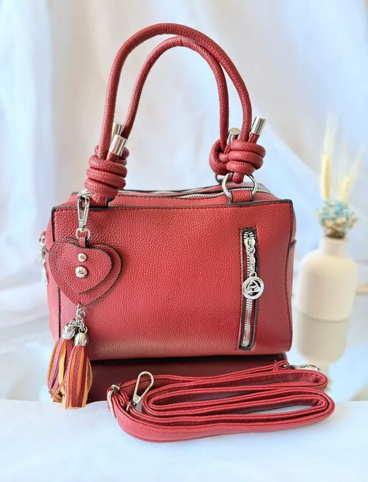BOLSA MÉDIA VERMELHA DETALHE NA ALÇA ACOMPANHA CHAVEIRO DE CORAÇÃO - BOL 221 - 2