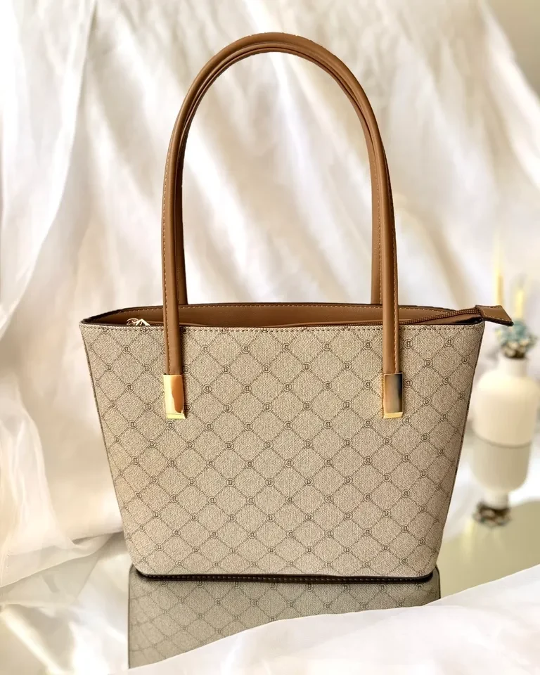 BOLSA MÉDIA MONOGRAMA BEGE ALÇAS EM MARROM - BOL 213 - 1