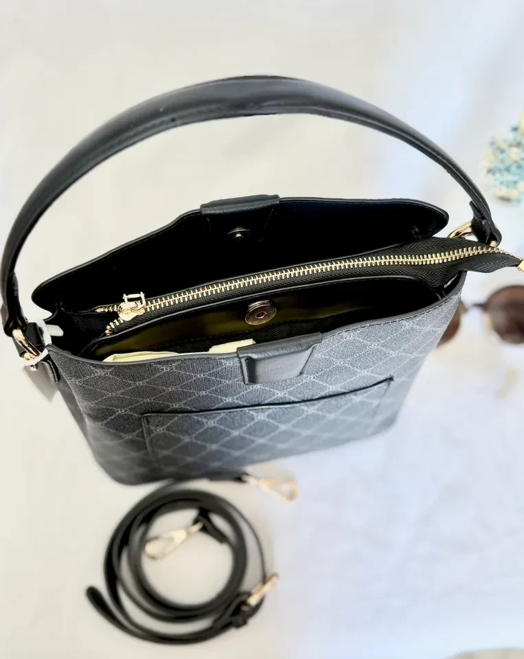 BOLSA MÉDIA SACO MONOGRAMA PRETA ESTRUTURADA COM 3 REPARTICOES - BOL 206 - 3