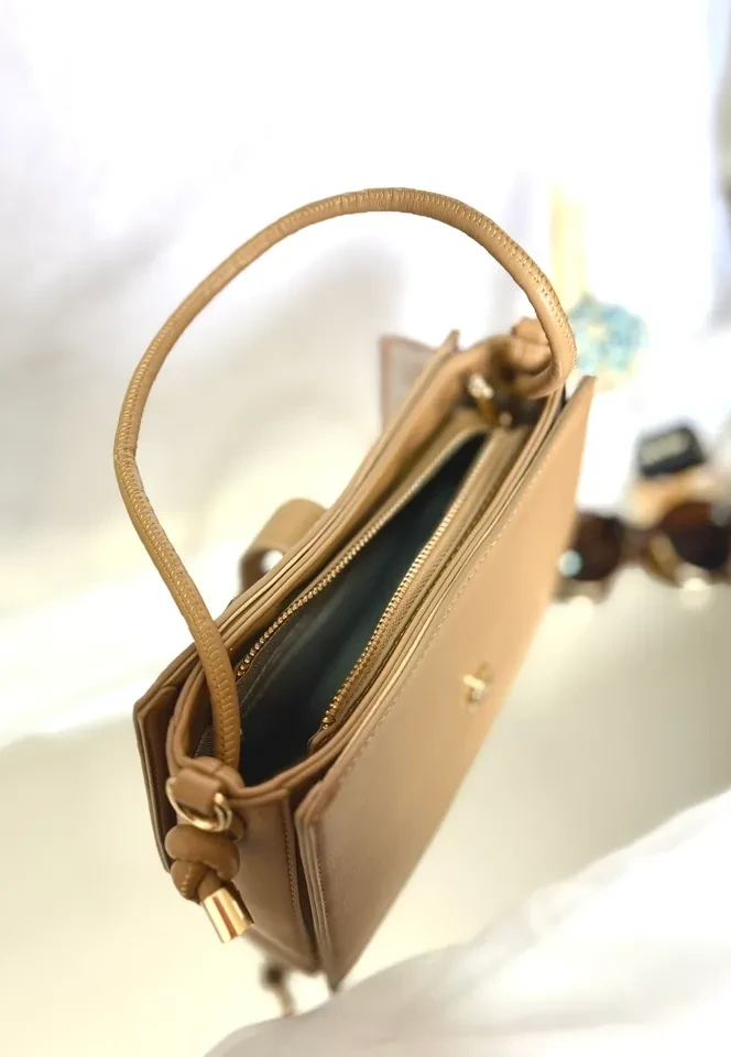 BOLSA MÉDIA BEGE ESTRUTURADA DETALHE FRONTAL - BOL 194 - 3